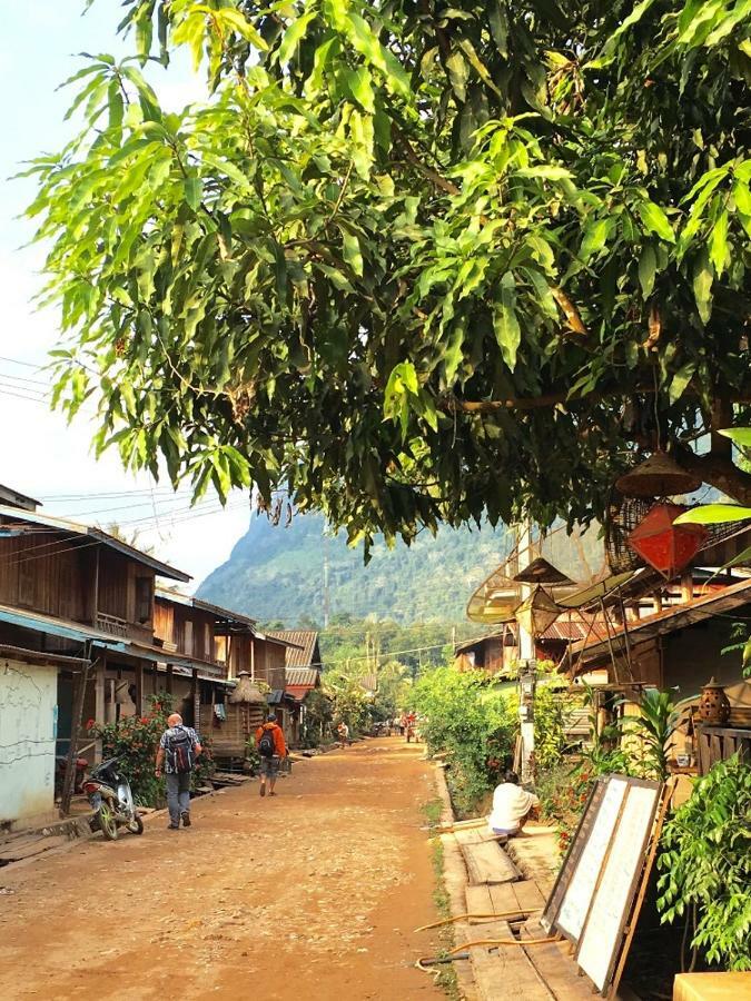 Sunset Bungalows&GH Muang Ngoi Bagian luar foto